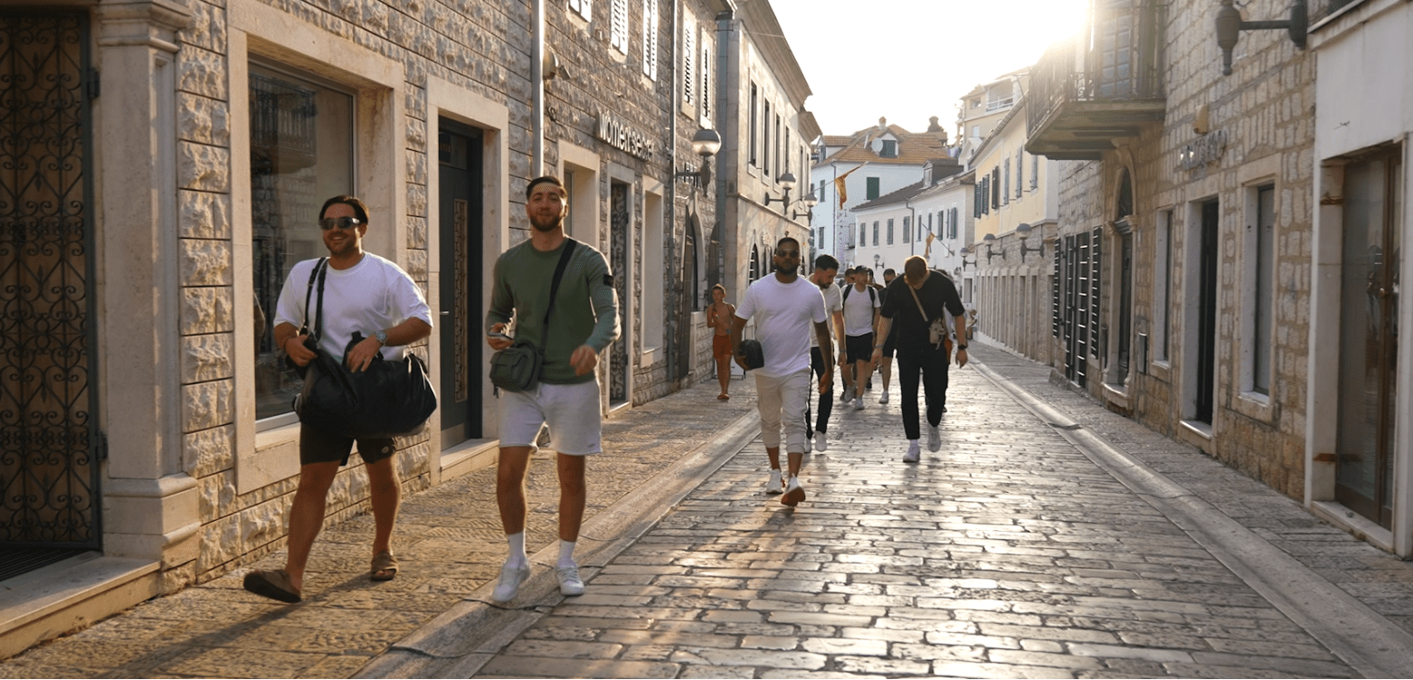 Champions lopen door oude stad Kotor in Montenegro